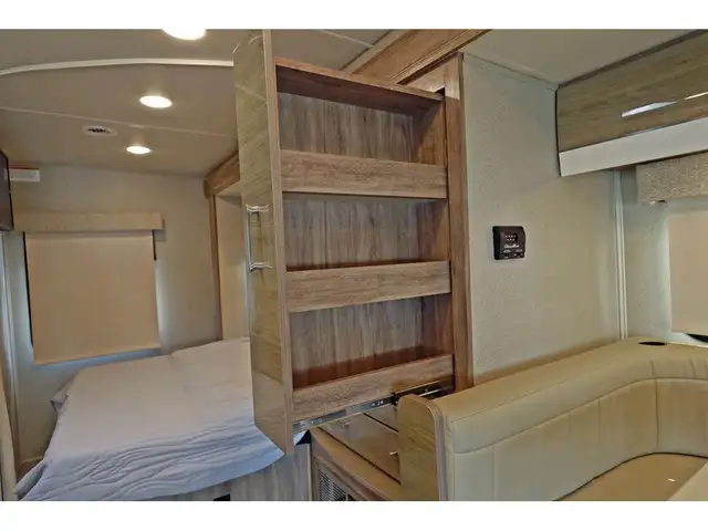 2020 Entegra Coach Qwest 24L 1 extension mercedes turbo diesel S in RVs & Motorhomes in Laval / North Shore - Image 10