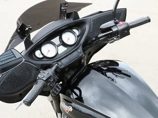 2014 Victory Motorcycles Cross Country 8-Ball Gloss Black in Street, Cruisers & Choppers in Cambridge - Image 14