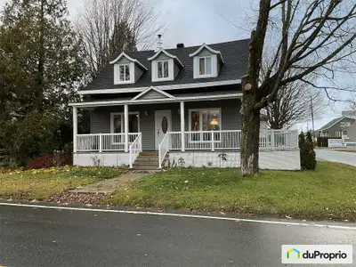 Belle maison canadienne ancestrale située dans le village de Frampton. 5 chambres à coucher, une sal...