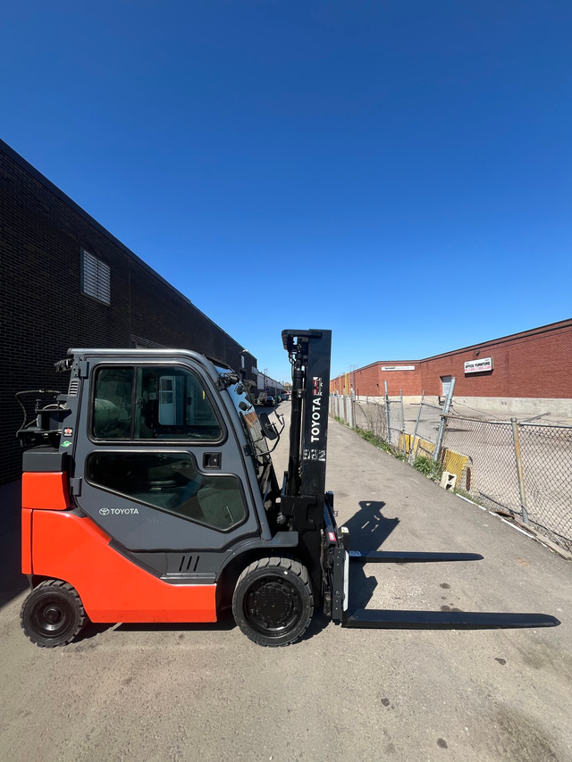 Toyota 8000lbs CAP LPG Forklift  Heated Cab & Fork-Positioner in Heavy Equipment in Mississauga / Peel Region - Image 3