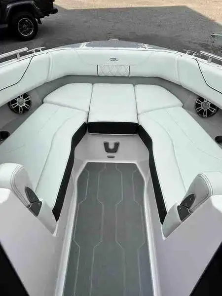 2024 Regal LS6 Surf in Powerboats & Motorboats in Saskatoon - Image 13