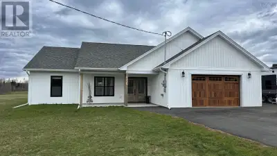 Visit REALTOR® website for additional information. This thoughtfully designed 3-bedroom, 2-bath cust...