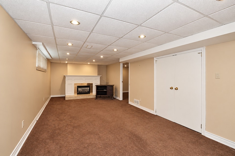 Bright & Spacious 2-Bedroom Basement Apartment – Parking Include 2