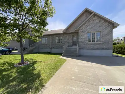 À vendre !! Charmant jumelé situé dans un secteur tranquille et recherché. 2 chambres à coucher au r...