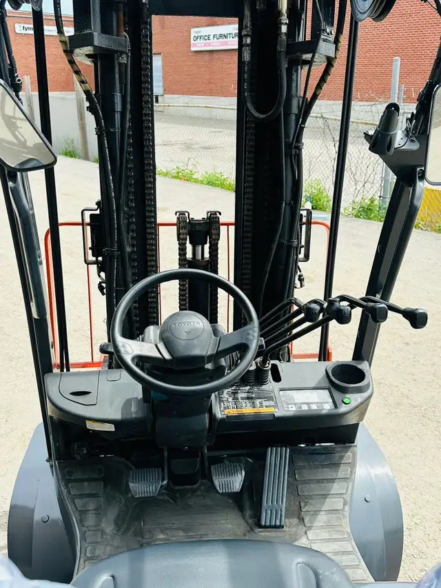 2019 TOYOTA 5000 LBS ELECTRIC FORKLIFT 3 STAGE fork-positioner in Heavy Equipment in Mississauga / Peel Region - Image 6