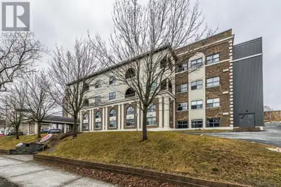 This beautiful 2 bedroom 2 bathroom Condo is located in the popular COLLEGIAN CONDOMINIUMS in the he...