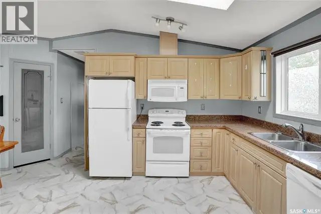 F2 1455 9th AVENUE NE Moose Jaw, Saskatchewan in Houses for Sale in Moose Jaw - Image 6