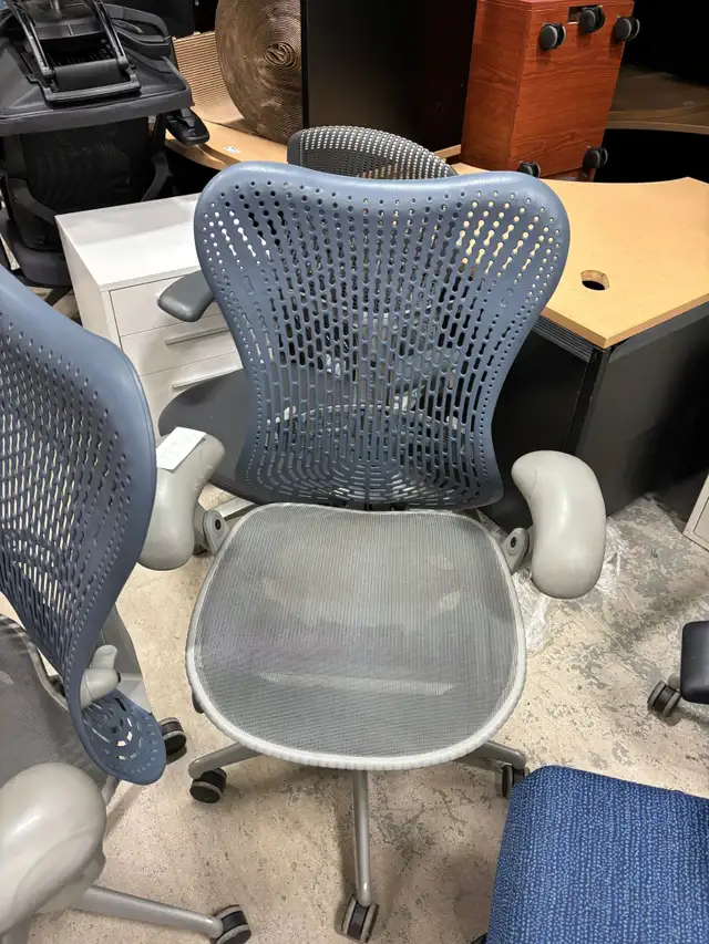 Herman Miller Mirra Chair(Fixed Arms)-Excellent Condition!62863277762305123