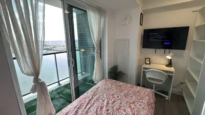 ✨ Furnished Room with Balcony View – North York ✨ CA$760 (utilities included) Move-in ready 15 Vena...