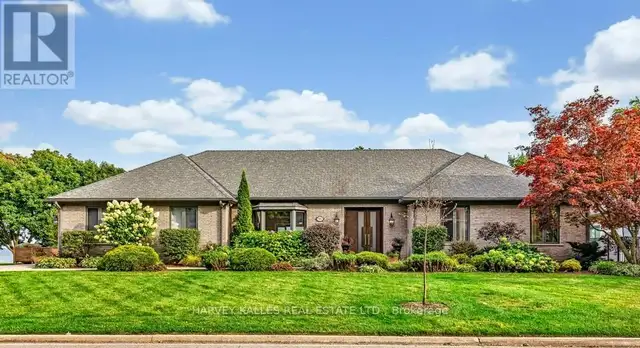 90 OAKLANDS PARK COURT Burlington (Bayview), Ontario in Houses for Sale in Oakville / Halton Region - Image 2