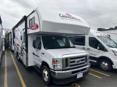 Class C Motorhome FEATURES LIST Vehicle 4 Seatbelts 6 Sleeps AGM Batteries Back-up Camera Enclosed H...