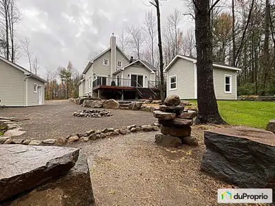Superbe Bi-Génération côte à côte avec logement 4 et demi, accès au lac Roger (baignade - kayack...)...