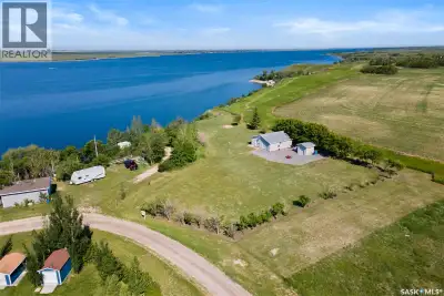 WATERFRONT LOT – 140 FEET OF LAKE FRONT, 40,000 SQFT – DOUBLE GARAGE HAS KITCHEN, SLEEPING AREA AND...