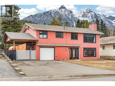 There are too many updates to count on this beautiful home! Centrally located in the heart of Middle...