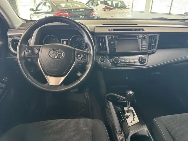 2018 Toyota RAV4 AWD XLE in Cars & Trucks in Longueuil / South Shore - Image 16