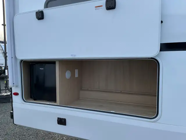 2026 Winnebago Thrive 22MBH in Travel Trailers & Campers in Terrace - Image 7