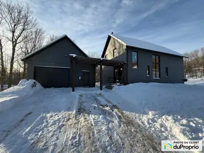 Construite en 2021, cette maison haut de gamme faite avec des matériaux de qualité, écoénergétique e...