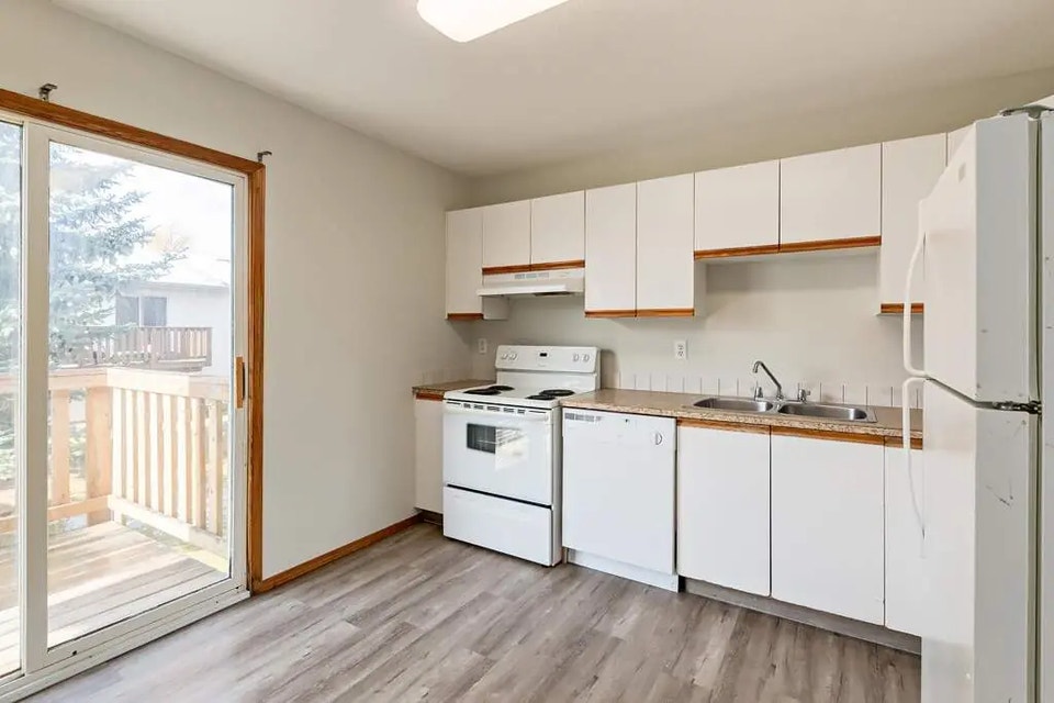 Townhomes with In Suite Laundry - Riverfront Estates - House for 5