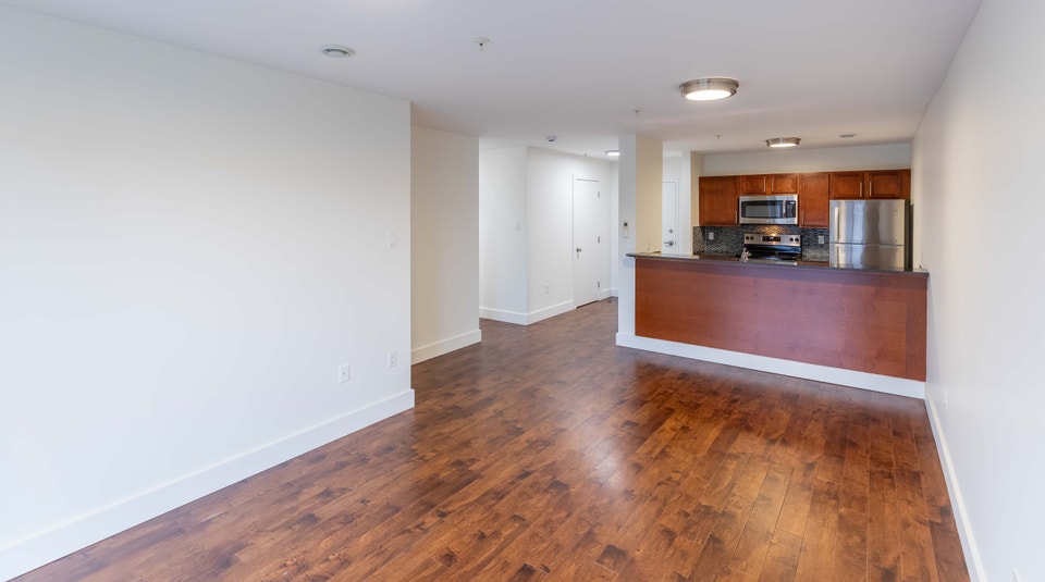 NICE 2BD AVAILABLE 4th FLOOR - In-suite laundry -Balcony $1895 5