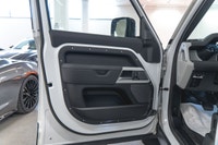 Land Rover Defender 110 P400 SE 2023: - Extérieur blanc FUJI et intérieur en cuir noir EBONY - Garan... (image 7)