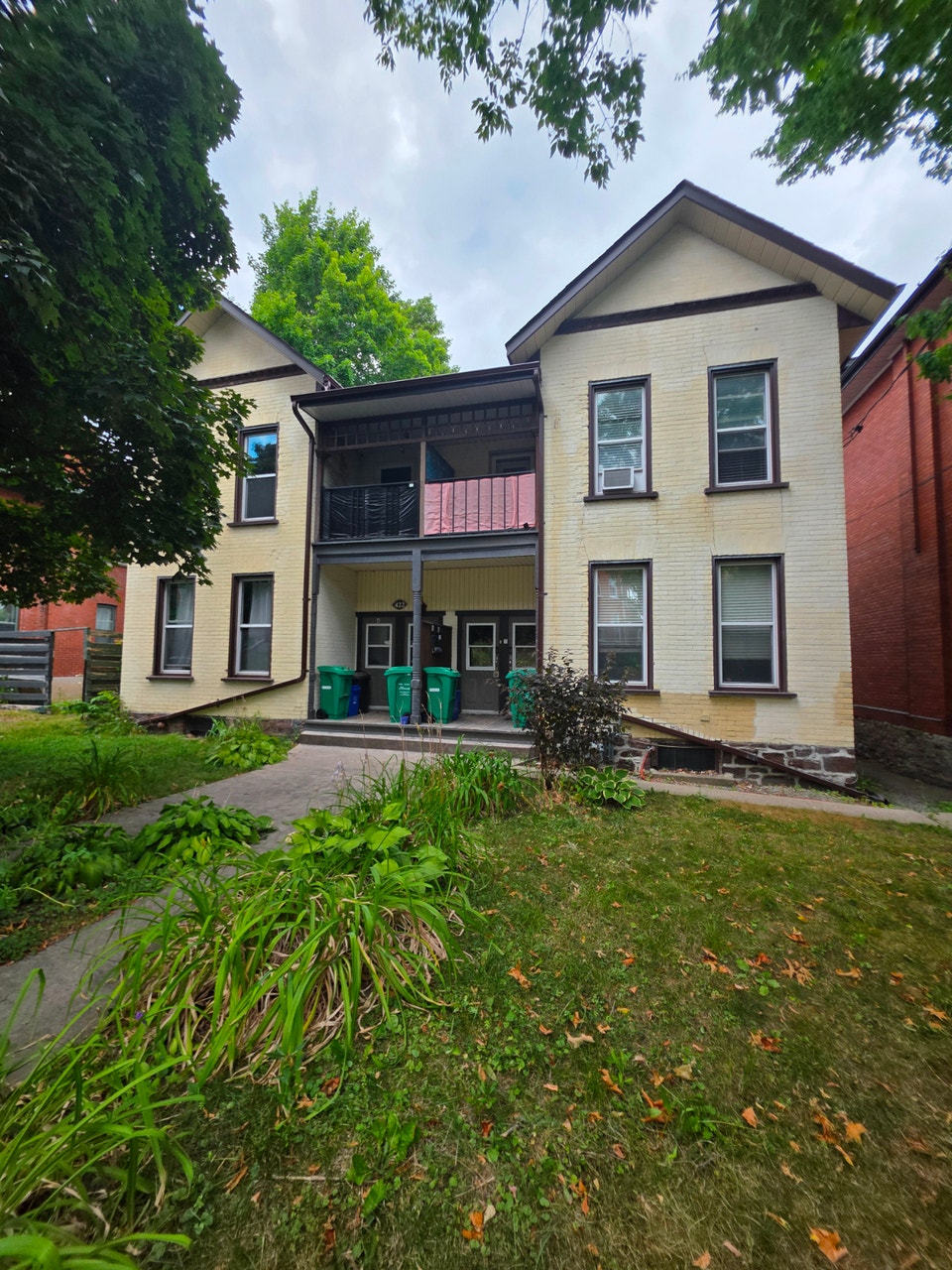 OCT 1 or SEPT 1,    MAIN FLOOR 2 BEDROOM Spacious & Clean, 1