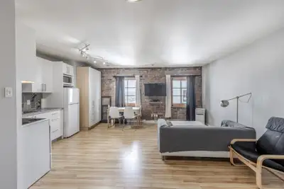 Appartement studio entièrement meublé, situé au cœur du Vieux-Québec, au coin de la rue Ste-Anne et...