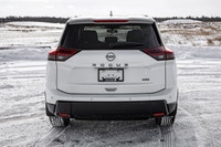 Turbocharged,Pass-Through Rear Seat,Driver Illuminated Vanity Mirror,Requires Subscription,Smart Dev... (image 2)