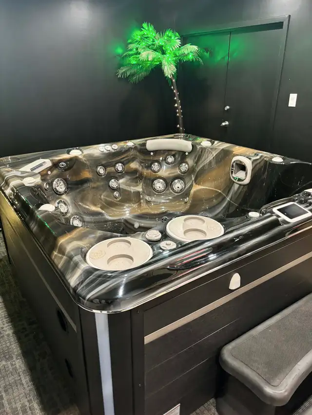 Self-Cleaning 6 person Hot Tub 62863275449091123