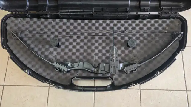 Vintage Compound Bow's With Case (Package Deal) in Fishing, Camping & Outdoors in Hamilton - Image 5