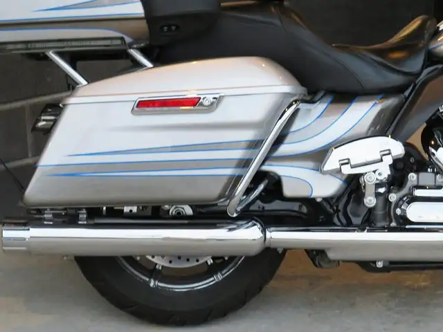 2016 Harley-Davidson FLTRUSE - CVO Road Glide Ultra in Sport Touring in Cambridge - Image 11