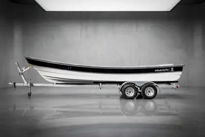 YQJKN002C626 Le Corvina 225 est un bateau de pêche robuste et traditionnel, aussi � l'aise le long d...