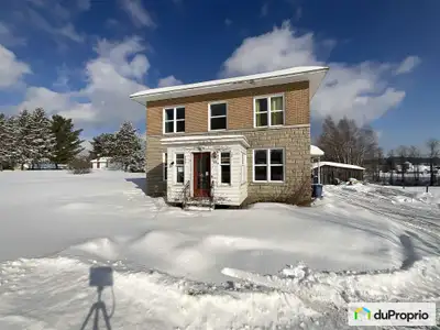 Belle grande propriété offrant beaucoup de potentiel. Le sous-sol a été aménagé en 3 1/2 en 2022, mo...