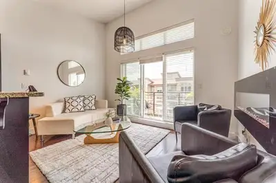 1 bedroom PENTHOUSE condo, 12' vaulted ceilings, locker included