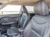 Only 67,337 Miles! KBB.com 10 Coolest New Cars Under $18,000. This Kia Soul has a durable Regular Un... (image 9)