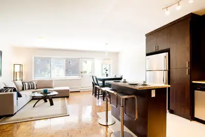 Appartement rénové à Ville Mont-Royal avec cuisine et salon à concept ouvert. Cuisinière, réfrigérat...