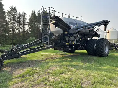 Excellent shape 2021 Flexi Coil 7660 Air Cart 760 bushel capacity with canola tank Conveyor Bag Fill...
