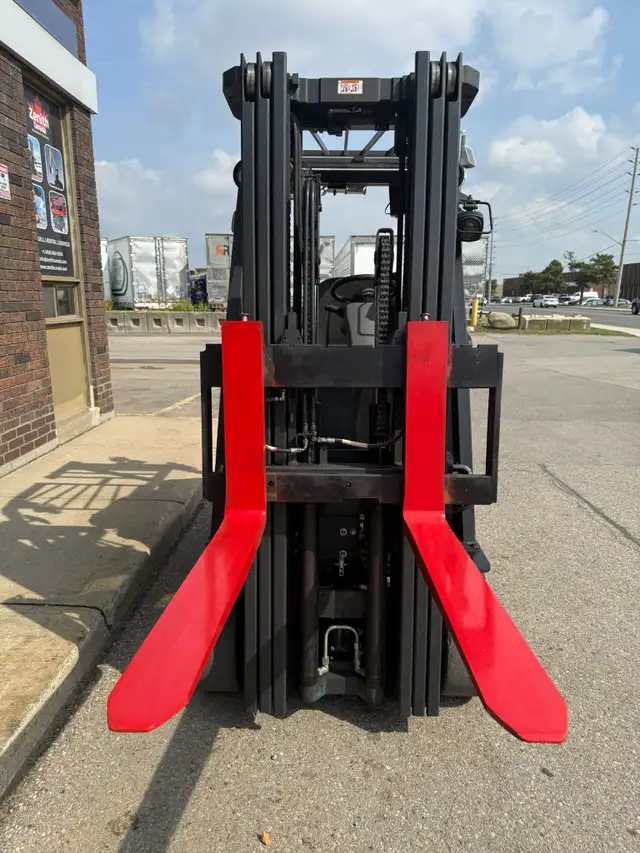 2021 Raymond Electric 6000 lbs. 3 Stage, 3 Way, Forklift on Sale in Heavy Equipment in Mississauga / Peel Region - Image 8