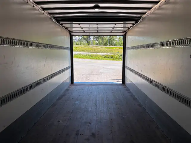 2019 Hino 338 24'   151kms in Heavy Trucks in Abbotsford - Image 10