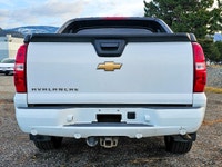 Experience power and versatility with the 2007 Chevrolet Avalanche, featuring a striking white exter... (image 4)