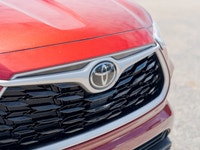 ALG Residual Value Awards, Residual Value Awards. This Toyota Highlander has a durable Regular Unlea... (image 9)