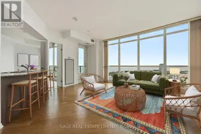 You will be delighted each time you walk in to your bright suite at 215 Fort York as the west facing...