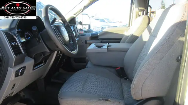 2020 Ford F-250 CREW CAB FLAT DECK in Heavy Trucks in Vancouver - Image 9