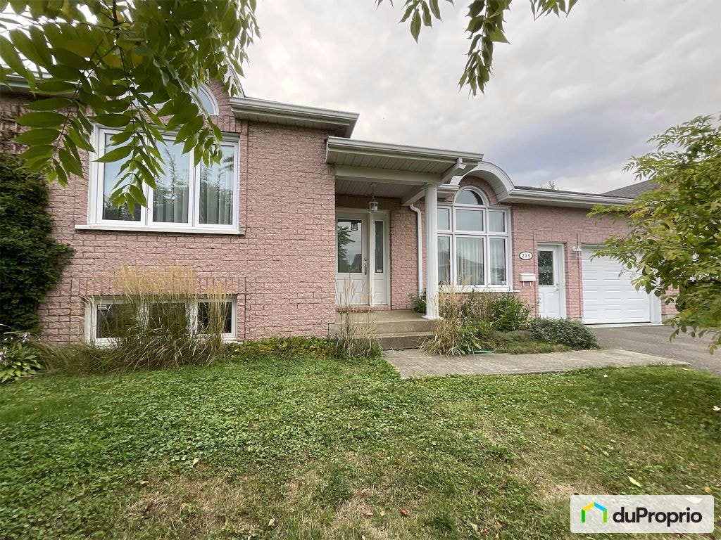 $549,000 - Split Level for sale in Granby — photo 1