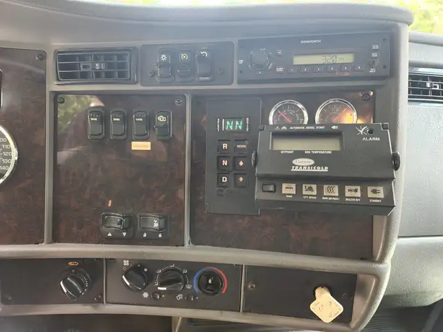 2013 Kenworth T370 26' Box, Reefer, Tandem, PX 8, 300HP, Ramp in Heavy Trucks in Calgary - Image 8