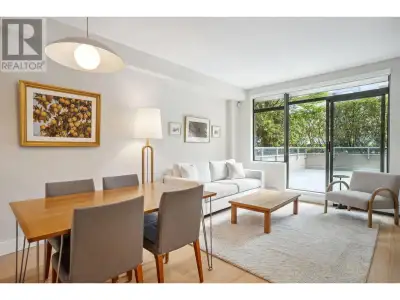 Discover elegant living in this meticulously constructed, high-quality building: Pacific Robson Pala...