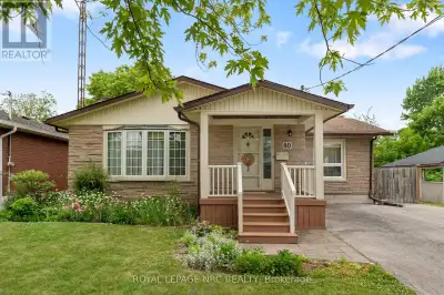 Welcome to this beautifully maintained bungalow in the highly sought-after North End of St. Catharin...