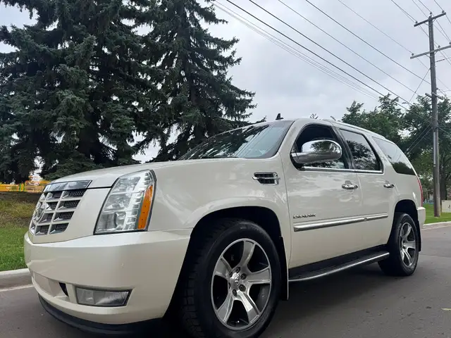2011 Cadillac Escalade AWD - 7 PASSENGER - DVD - NEW PARTS