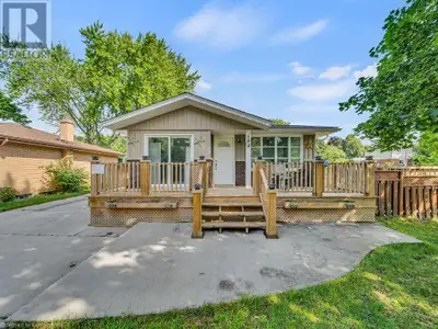 Fantastic opportunity in the heart of Waterloo! This detached corner home features a legal basement...