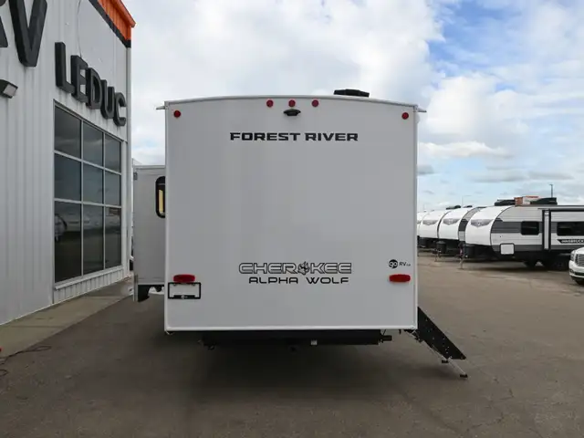 2026 Cherokee Alpha Wolf 26DBH in Travel Trailers & Campers in Edmonton - Image 7