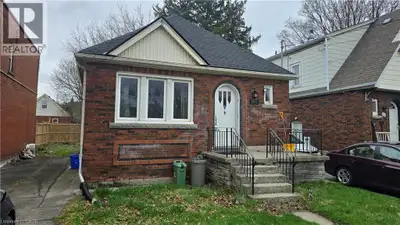 Spaciou shared home offering 2 bedrooms for rent on the main floor, ideal for students! Conveniently...